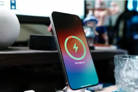 包河苹果15换屏服务分享用什么充电器给iPhone15充电更好 